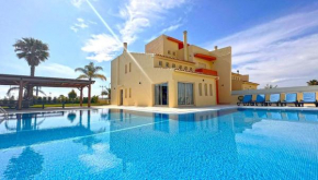 Stunning Villa with Heated Pool, Garden, BBQ